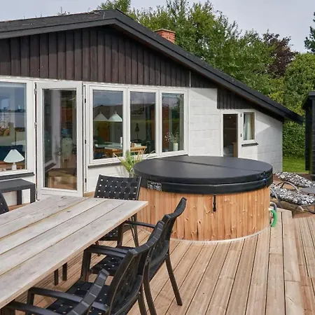 Cozy House With Sea View In Nyaraló *